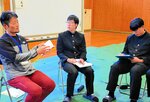 高校生と魅力的な農業について話す渡辺さん（左）