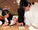 スギの木材とタイルを組み合わせてコースターを作る参加者＝１９日、米子市皆生３丁目の米子サン・アビリティーズ