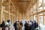 　報道陣に公開された大阪・関西万博の木造巨大屋根「リング」＝２０２４年４月８日、大阪市の夢洲