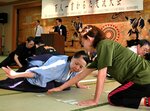 札を激しく取り合う出場者ら