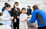 名刺交換を体験する子ども