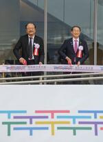 　鳥取県立美術館の開館記念式典でテープカットする（右から）平井伸治知事、尾崎信一郎館長＝２８日午前、鳥取県倉吉市