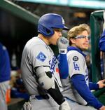 　ナショナルズ戦のベンチで手に息を吹きかけるドジャース・大谷＝ワシントン（共同）