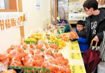 岩城島で収穫されたかんきつ類を買い求める来店客＝２０日、新温泉町栃谷の道の駅山陰海岸ジオパーク浜坂の郷