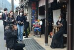 駄菓子などを販売する昭和おもちゃ館で写真撮影などを楽しむ宮川さん（右）ら＝９日、若桜町若桜
