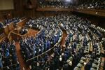 　衆院が解散され万歳三唱する議員＝１０月、衆院本会議場