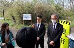 　事故現場を訪れ記者団の取材に応じる、さくら風力の盛高健太郎社長（右から２人目）＝３日午前、秋田市