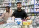 　パキスタンの首都イスラマバードの薬局で、花粉症対策の薬を並べる店員＝３月（共同）