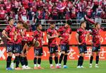 　京都に敗れ、肩を落とす鹿島の選手たち＝カシマ