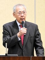 冷静な判断と懸命なリスクテイクの必要性を説く倉都氏＝９日、倉吉市上井町１丁目の日本海新聞中部本社ホール