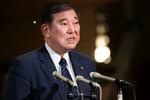 　報道陣の取材に応じる石破首相＝１３日夜、首相公邸