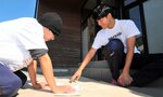 本番で使う「顔出しパネル」の制作を進める上田さん（右）と梅木さん＝１０月１５日、島根県海士町福井
