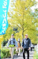 色付いた木々を見ながら歩を進める参加者＝３日、鳥取県米子市車尾