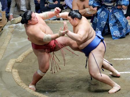 　大栄翔（左）を攻める大の里。押し出しで下す＝両国国技館