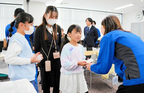 名刺交換を体験する子ども