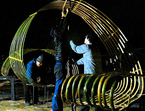 竹明かりの設営を進める関係者ら＝３日、倉吉市研屋町の児童遊園