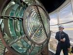 　新しくＬＥＤ機器が導入された剣埼灯台のフレネルレンズ。今年で設置から１００年を迎える＝４月、神奈川県三浦市