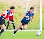 周囲との連係を意識してゴールに向かう富樫（右）＝オールガイナーレＹＡＪＩＮフィールド