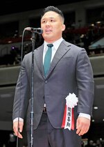 断髪式であいさつする元幕内石浦の間垣親方＝１日、東京・両国国技館（代表撮影）