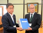 岡本理事長（右）から申請書を受け取る盛田部長＝３１日、鳥取県庁