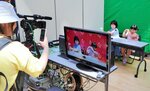 【私もアナウンサー】アナウンサーになりきって、原稿を読んだりポーズをとったり。子どもの様子をスマホでパシャリ