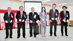 事業の節目に伴いテープカットに臨んだ関係者＝１１日、新温泉町湯の町民センター