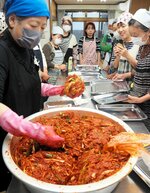 ヤンニョム作りを見守る参加者ら