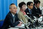 　兵庫県知事の疑惑告発文書問題の調査報告書を提出後、記者会見する第三者委の藤本久俊委員長（手前）ら＝１９日午後、兵庫県庁