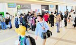 帰省客らでにぎわう改札や切符売り場＝３日、ＪＲ米子駅