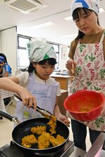 タンドリーチキン作りに挑戦する親子＝８日、鳥取市湖山東２丁目のサンマート湖山店