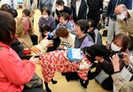 ２匹の盲導犬と触れ合う参加者ら