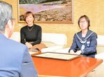 内閣総理大臣賞の受賞を報告する矢曳さん（右）＝４日、米子市役所