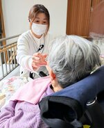 介護の現場で働く職員（大塚会長提供）