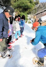 キツネのふんを観察する参加者＝１６日、新温泉町久斗山