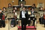 　関西フィルハーモニー管弦楽団のコンサートで、観客に語りかける藤岡幸夫さん（手前）＝２０２４年８月、大阪市（（Ｃ）樋川智昭）