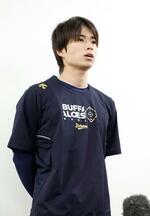 　過去のオンラインカジノ利用について、謝罪の言葉を述べるプロ野球オリックスの山岡泰輔投手＝２１日午前、大阪市此花区