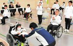 認定証を受け取る強化指定選手（左）＝２９日、鳥取市布勢の鳥取ユニバーサルスポーツセンター・ノバリア