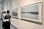 鳥取砂丘をモノクロで捉えた写真＝鳥取市上町の市歴史博物館やまびこ館