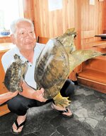巨大なスッポンを釣り上げた田淵さん