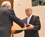 表彰状を受け取る小原さん（右）