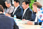 万博に向けて誘客や砂丘の景観改善などについて意見を交わす関係者＝２８日、鳥取市浜坂のヤマタ鳥取砂丘ステイション