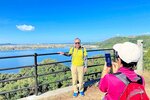 東郷池を背景に記念撮影をする参加者＝２２日、湯梨浜町宮内の出雲山展望台