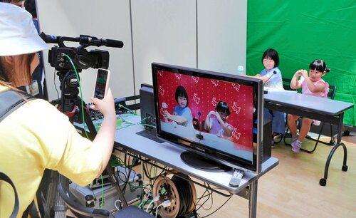 【私もアナウンサー】アナウンサーになりきって、原稿を読んだりポーズをとったり。子どもの様子をスマホでパシャリ