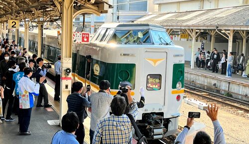 ＪＲ米子駅を出発する緑色の「やくも」に手を振る鉄道ファンら＝５日、鳥取県米子市のＪＲ米子駅
