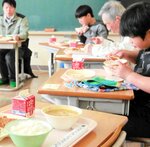 地元食材が使われた給食を生産者らとともに味わう児童ら＝７日、香美町香住区大野の長井小