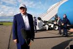 　専用機搭乗前に記者団に話すトランプ米大統領＝２５日、ニュージャージー州モリスタウン（ＡＰ＝共同）
