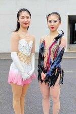 県勢として２年連続の国体出場を決めた成年女子の永見（右）と小嶋＝滋賀県立アイスアリーナ