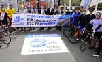 お披露目された鳥取うみなみロードのロゴマーク＝５日、岩美町陸上のＪＲ東浜駅
