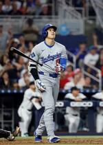 　マーリンズ戦の６回、１０号ソロを放ったドジャース・大谷＝マイアミ（共同）