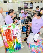 再生のため折り鶴を解体する参加者ら